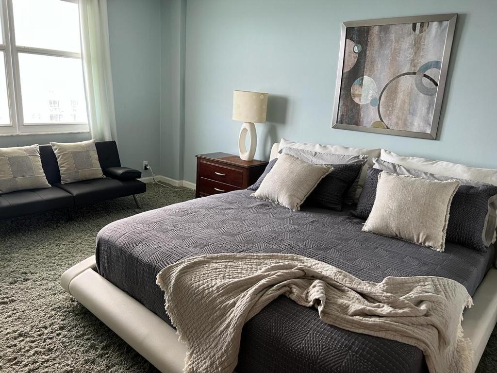 Atlantic Penthouse: Beachfront Luxury With Ocean Views * Hollywood