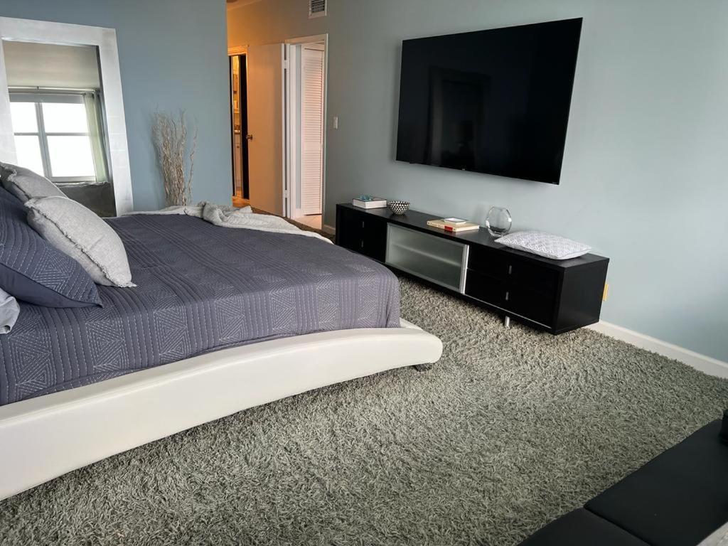 Atlantic Penthouse: Beachfront Luxury With Ocean Views Apartment Hollywood